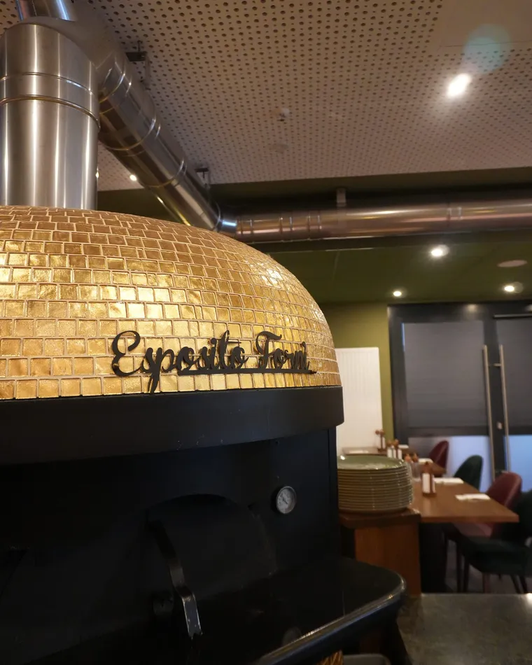 Goldener Mosaikofen mit Esposto-Forni-Schriftzug