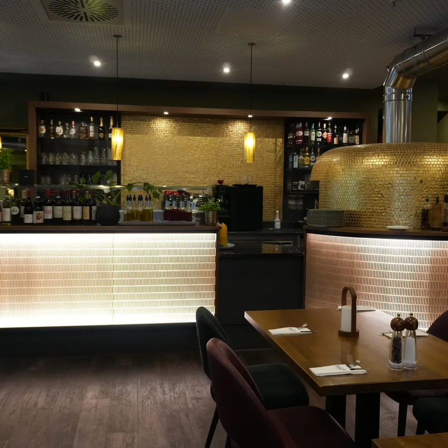 Panorama von Bar, Flaschenregal und Pizzaofen